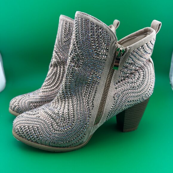NWOT BEACON RHINESTONE EMBELLISHED ANKLE WOMEN  BOOTS, CREAM, SIZE 8 M - Picture 1 of 10